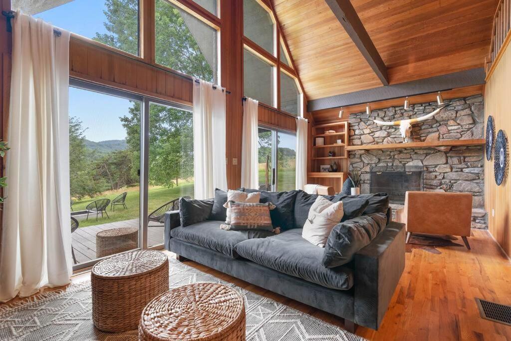 Luxury Modern Mountain Retreat near Asheville with Hot tub - Housity