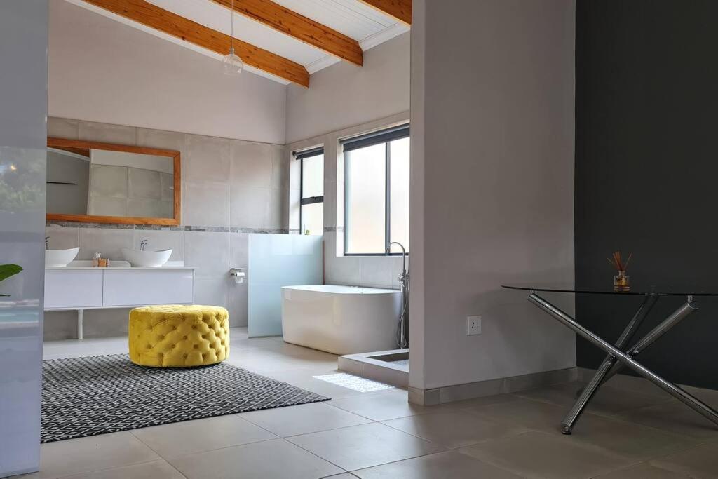 Suitetrails - House of Bongekile 4 Bed Luxury Home in Malelane