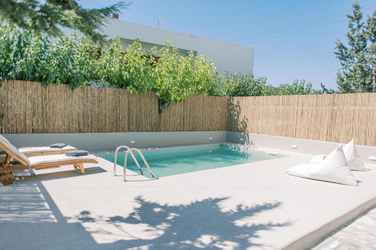 Kostantakis Pool house - Housity