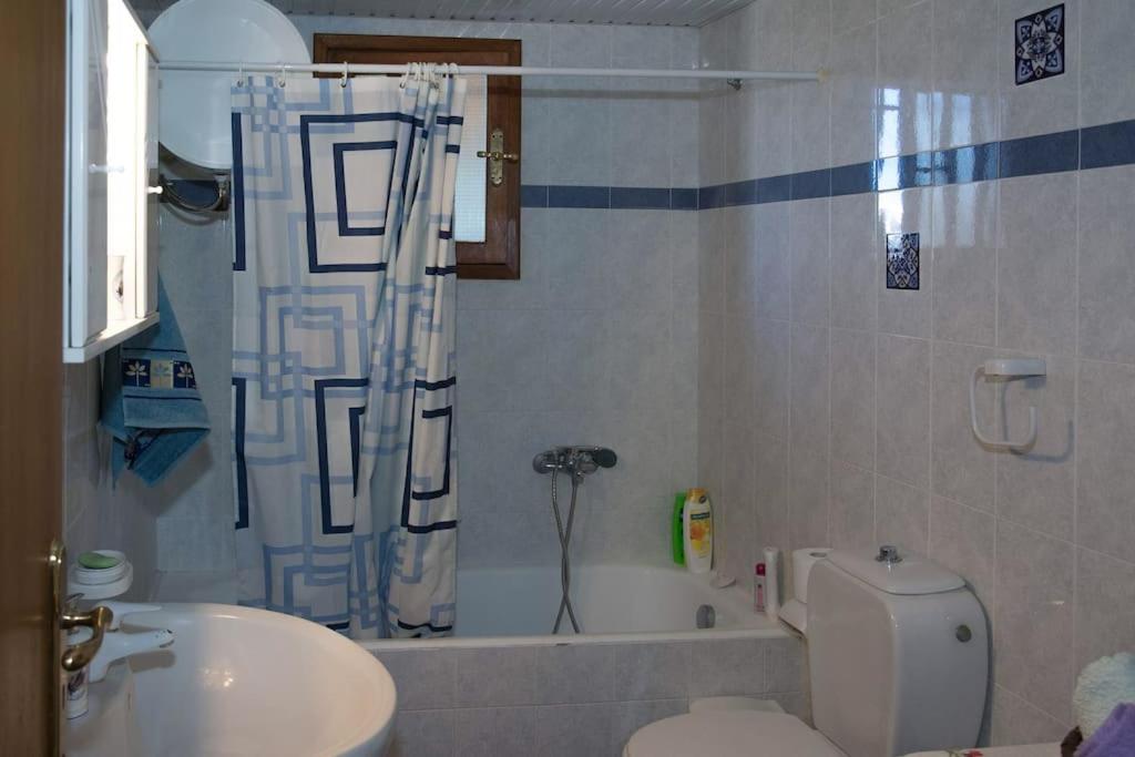 Family home with Private Garden near the Beach - Housity