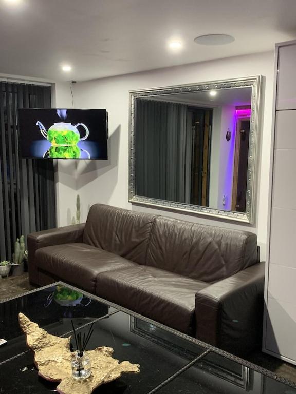1 Bedroom Guest House with Sauna and Steam Room - Housity