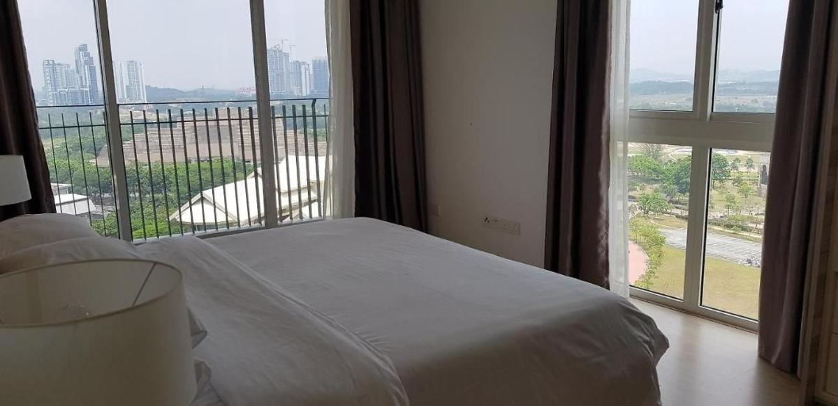 Encorp Marina Suites near Legoland - Housity
