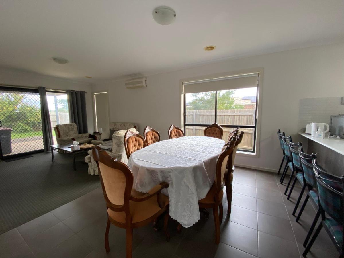 4 Beds-Whole House-Black Knight Way-Kuranjang-Less than 30 minutes From Melbourne international airport - Housity