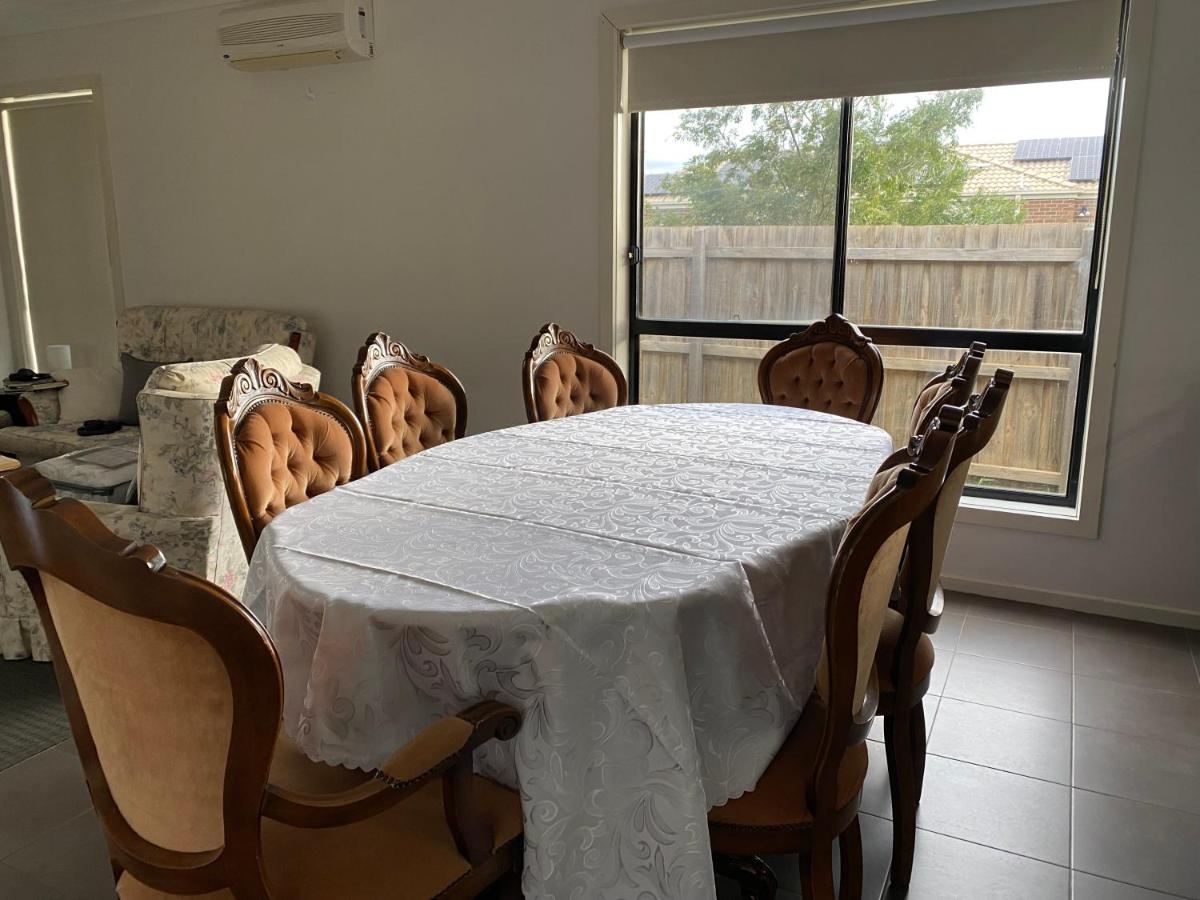 4 Beds-Whole House-Black Knight Way-Kuranjang-Less than 30 minutes From Melbourne international airport - Housity