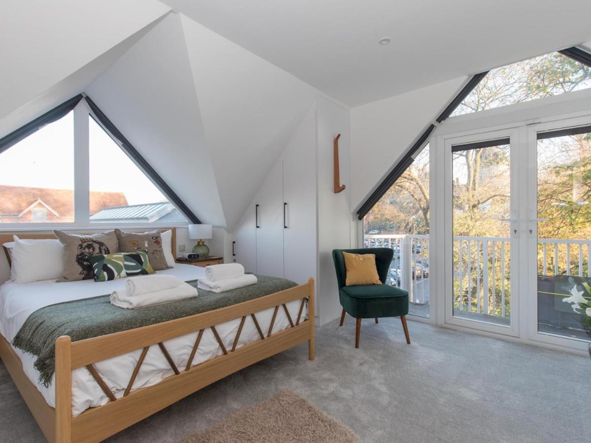 Pass the Keys Stunning 7 Sleeper Penthouse on Windsor Riverside - Housity