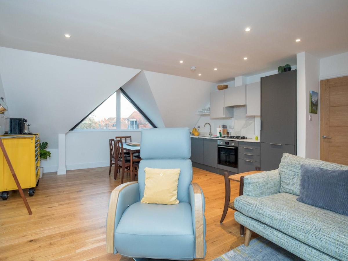 Pass the Keys Stunning 7 Sleeper Penthouse on Windsor Riverside - Housity