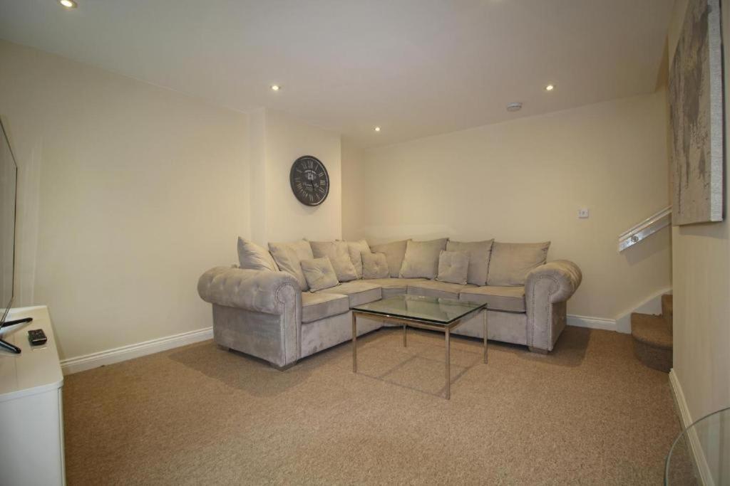 Modern Four Bedroomed Townhouse - Housity