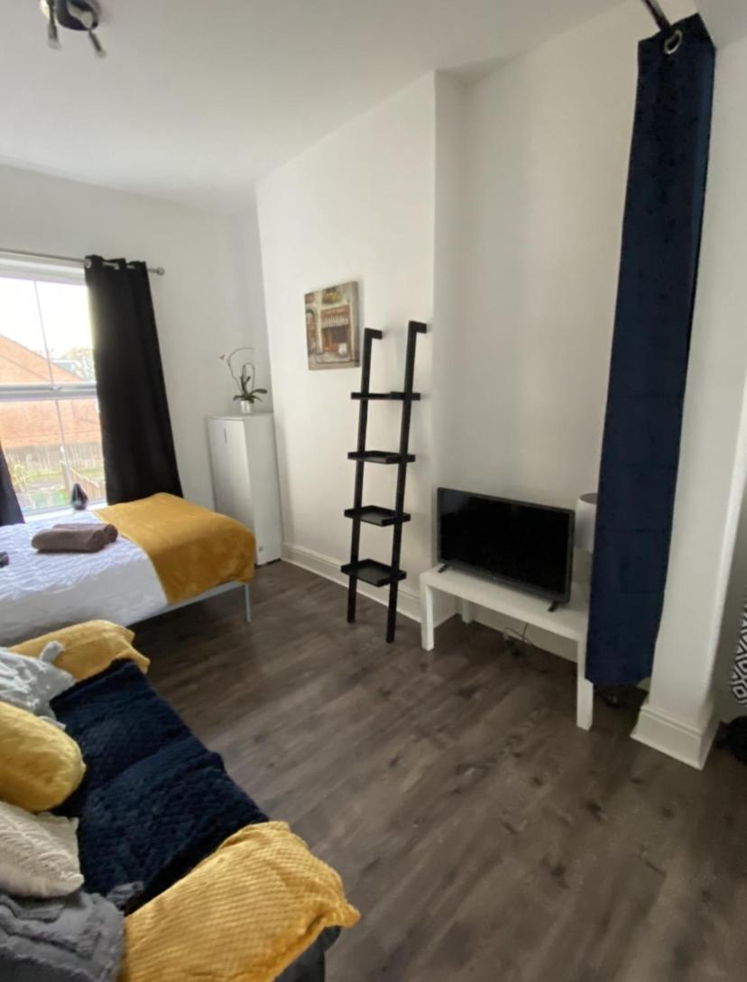 Suitetrails - Cosy Studio Apartment in Wellingborough by HP Accommodation