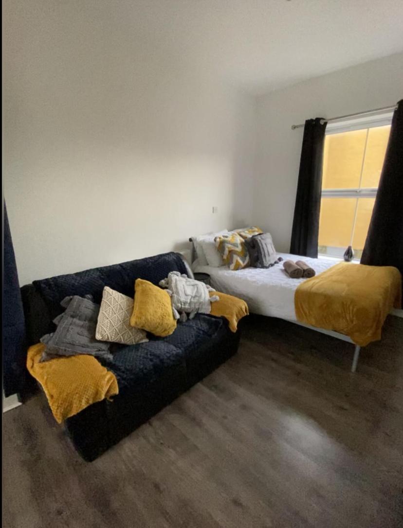 Suitetrails - Cosy Studio Apartment in Wellingborough by HP Accommodation