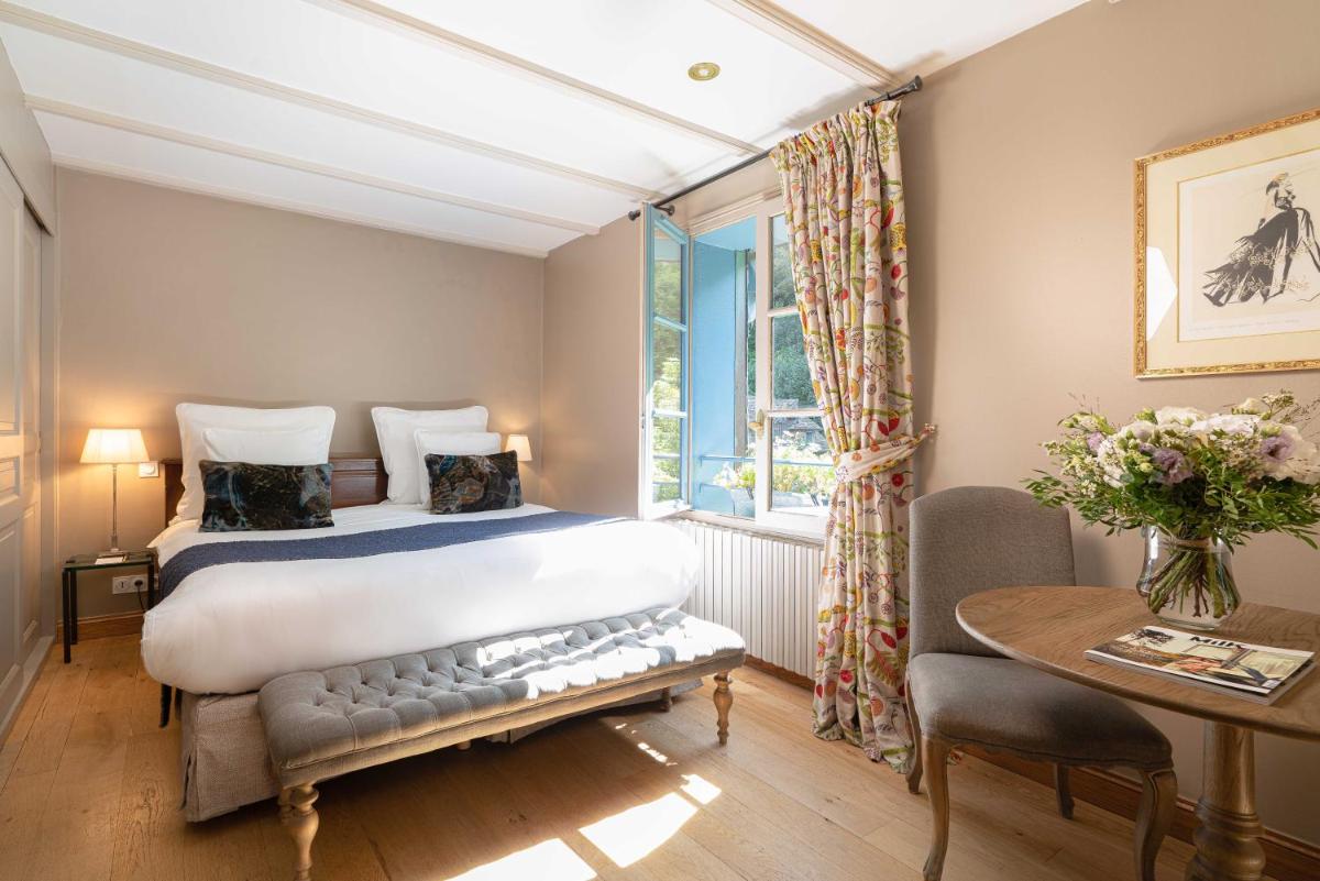 Un ou plusieurs lits dans un hébergement de l'établissement La Ferme Saint Simeon Hotel & Spa - Relais & Chateaux