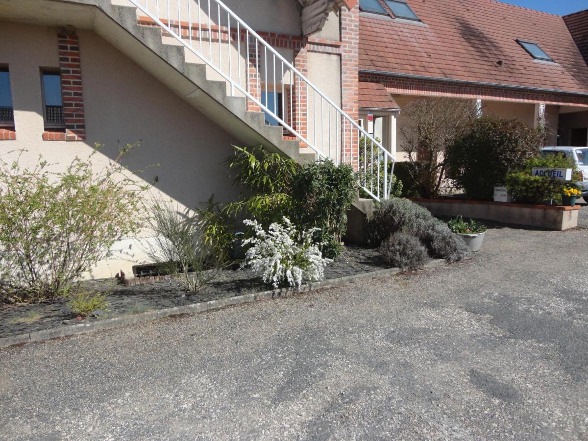 Jardin de l'établissement Logis Hotel Le Nuage