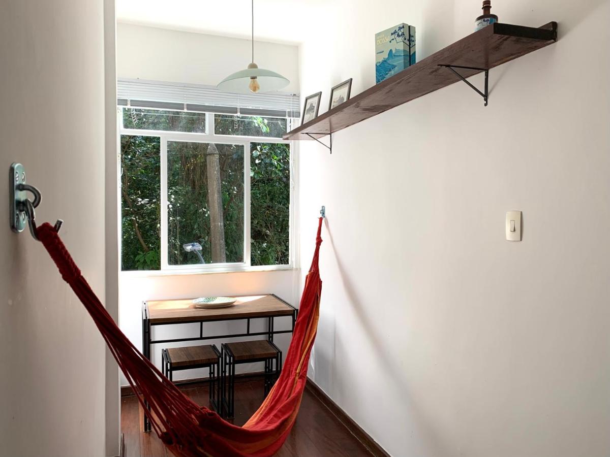 Quarto-sala com WiFi em rua tranquila de Botafogo - Housity