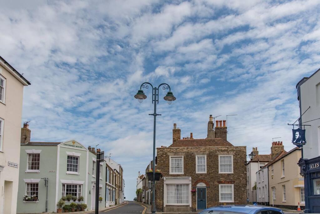 Lighthouse Cottage - Housity