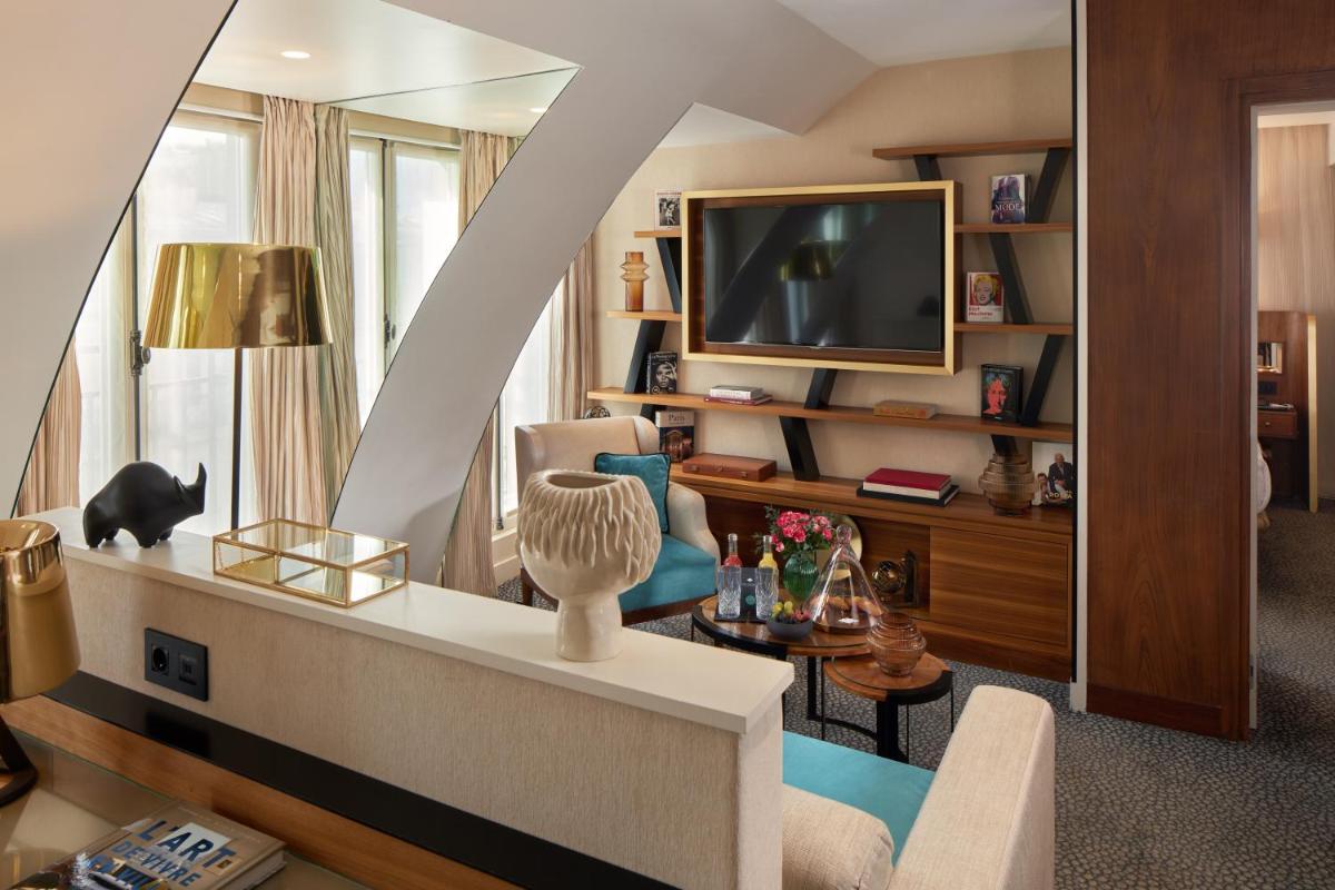 Télévision ou salle de divertissement dans l'établissement Maison Albar - Le Pont-Neuf