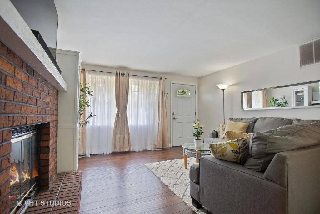 Pet Friendly Ranch Home 30 mins from O'Hare - Housity