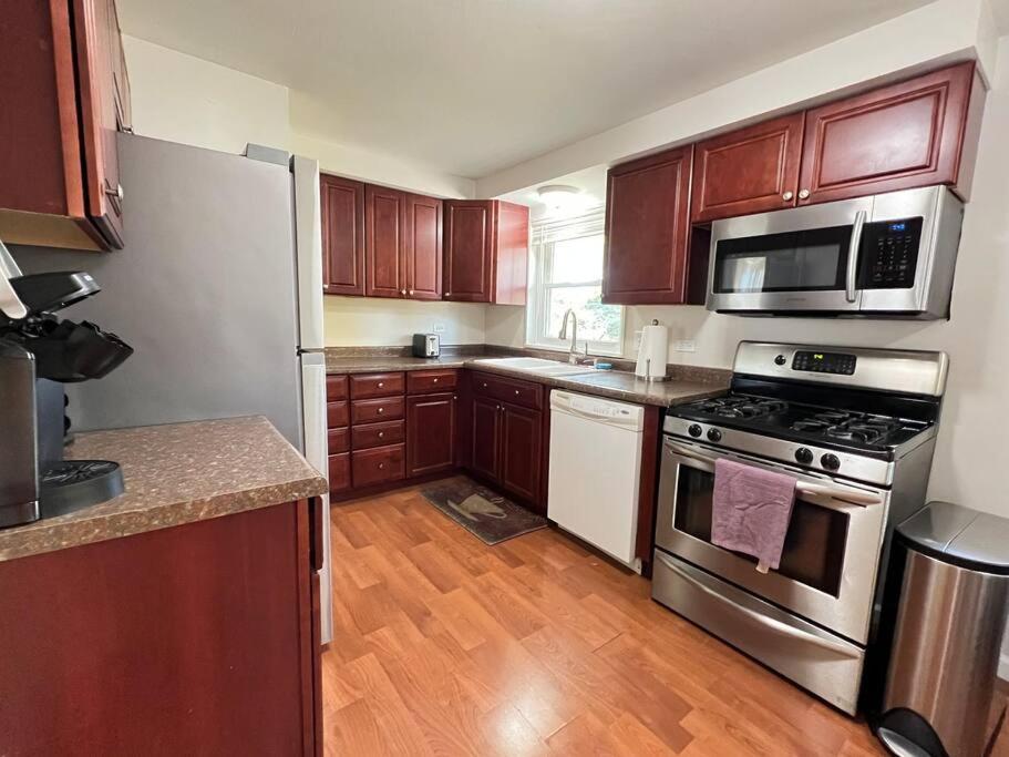 Pet Friendly Ranch Home 30 mins from O'Hare - Housity
