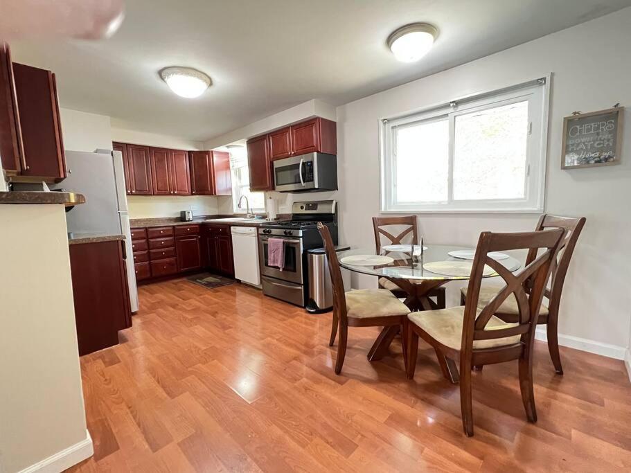 Pet Friendly Ranch Home 30 mins from O'Hare - Housity