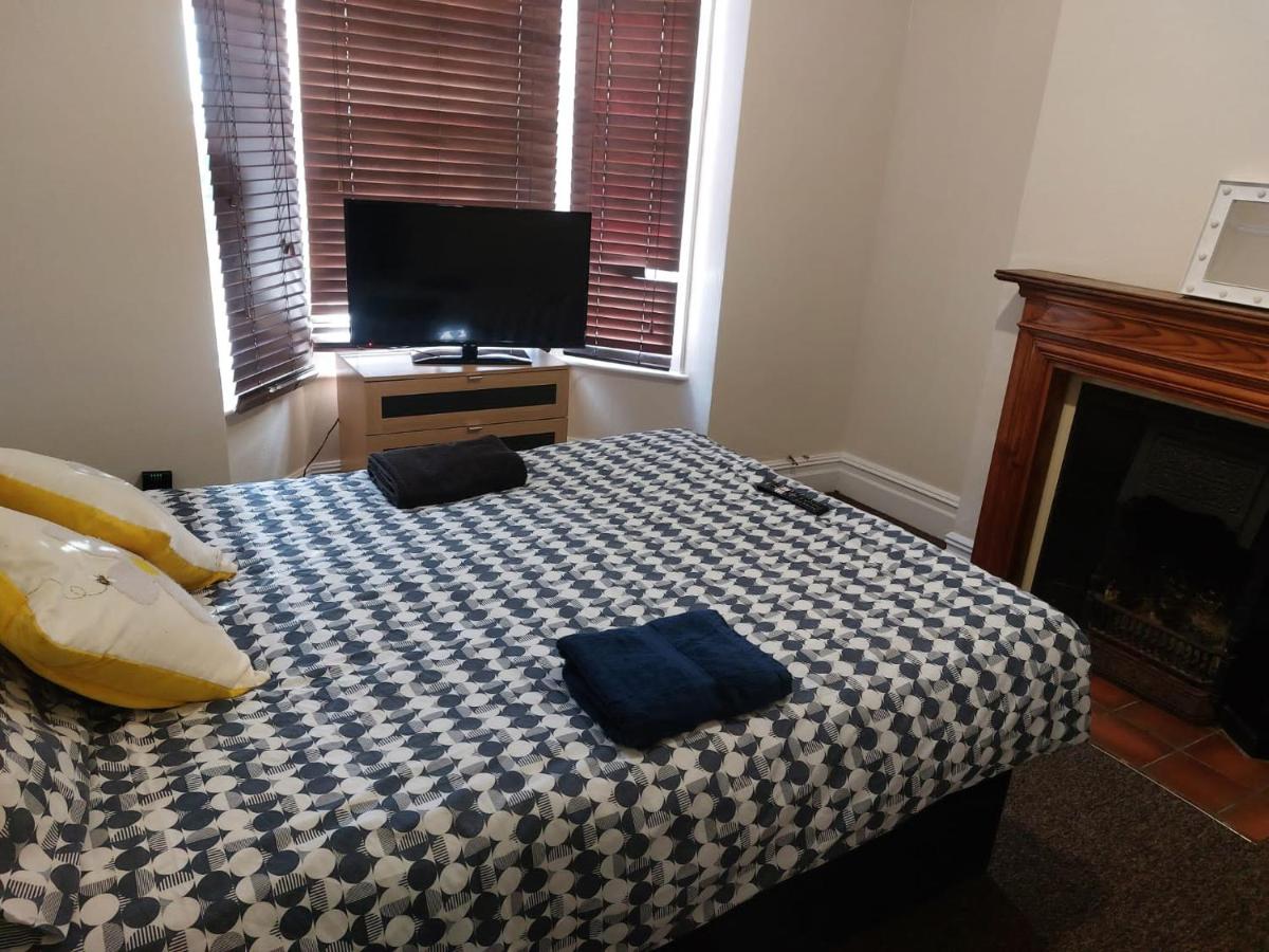Rooms In A Victorian Comfortable 4-bedroom house in Milton Keynes Rooms Not En-suites - Housity