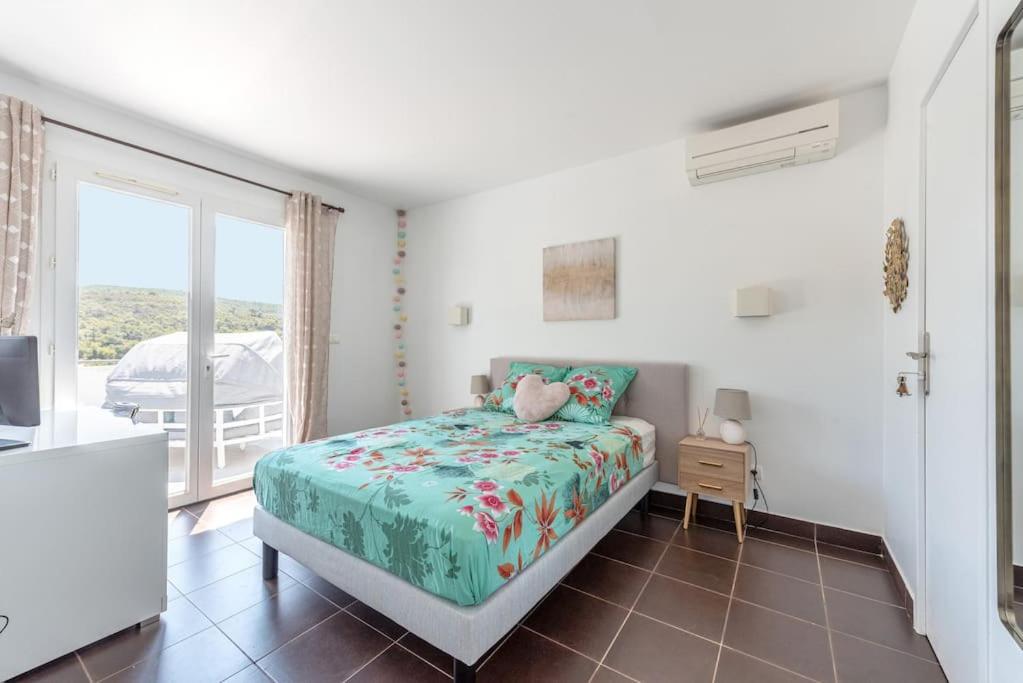 Magnifique Villa avec piscine en bord de mer - Housity