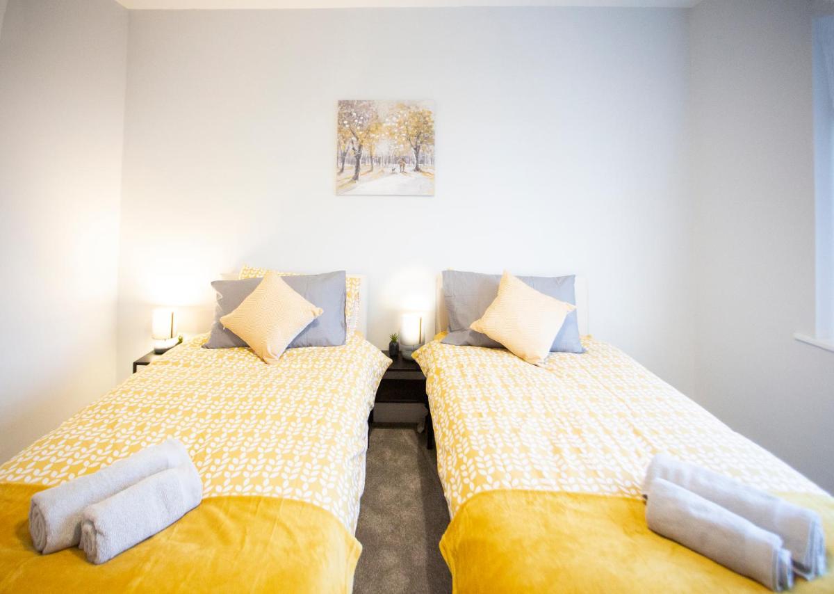Cheerful 3 bedroom home with Netflix and Wi-Fi - Housity