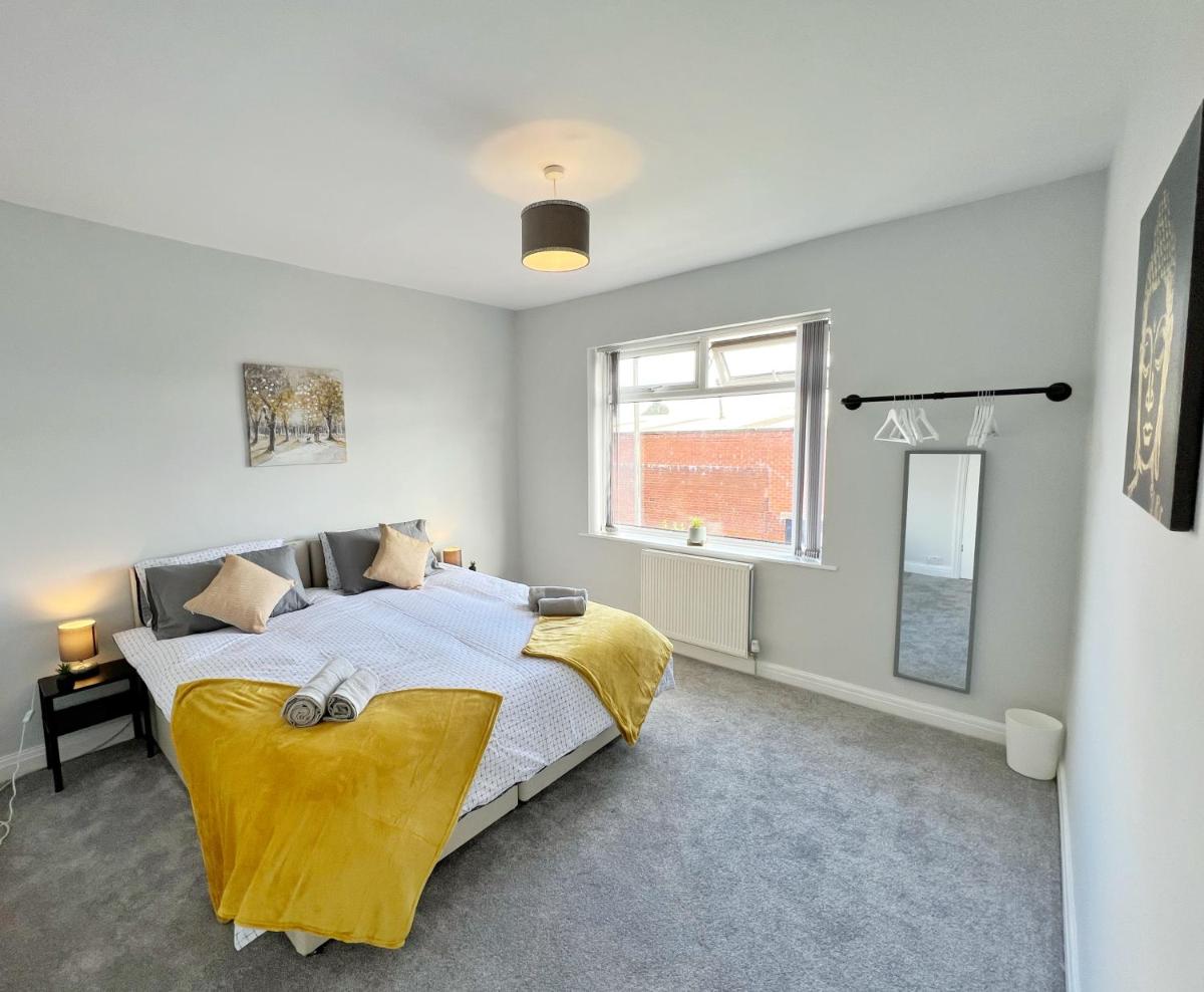 Cheerful 3 bedroom home with Netflix and Wi-Fi - Housity