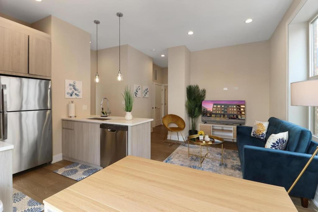 Chic Bucktown 2BR Apt w/ In-Unit Laundry - Housity