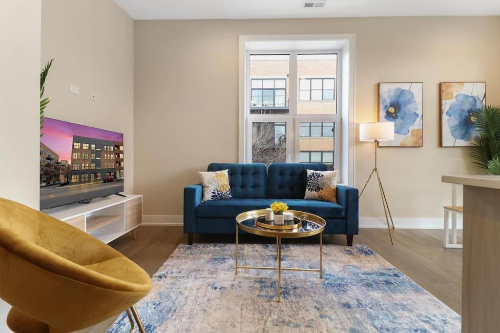 Chic Bucktown 2BR Apt w/ In-Unit Laundry - Housity
