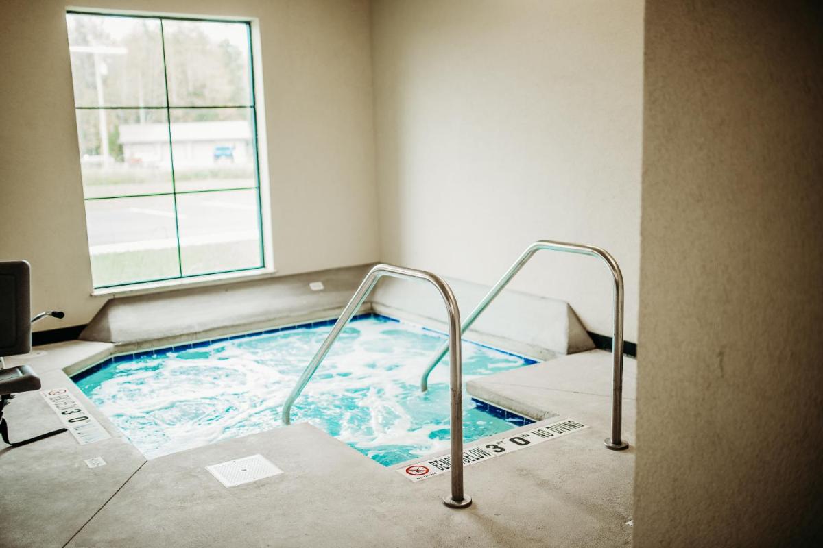 Cobblestone Hotel & Suites International Falls - Housity