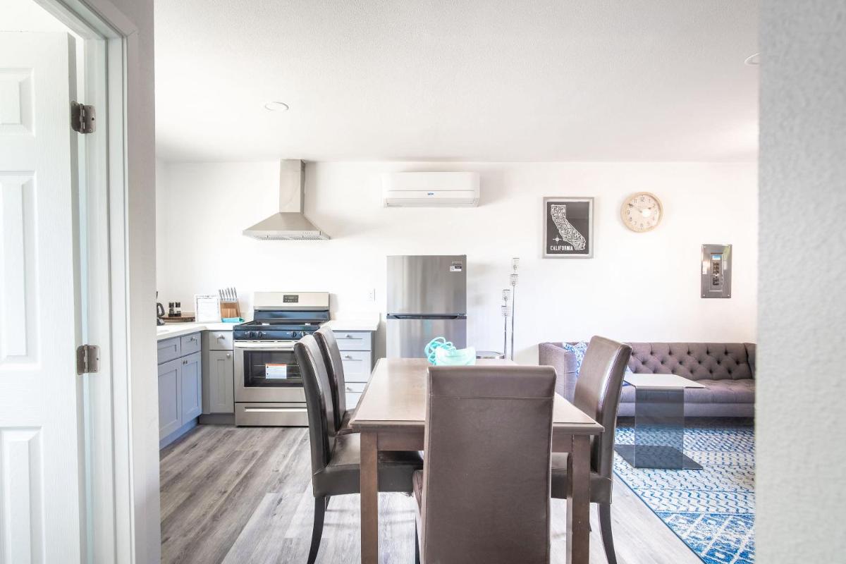 Pet Friendly, 40 min to Downtown LA, AC, Smart TV - Housity