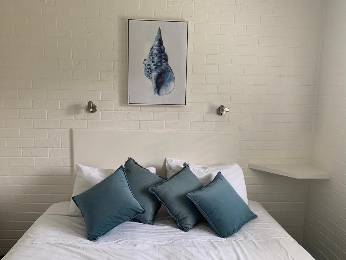 Sunny, 2-bedroom apartment with pool, 200m from Caseys beach - Housity