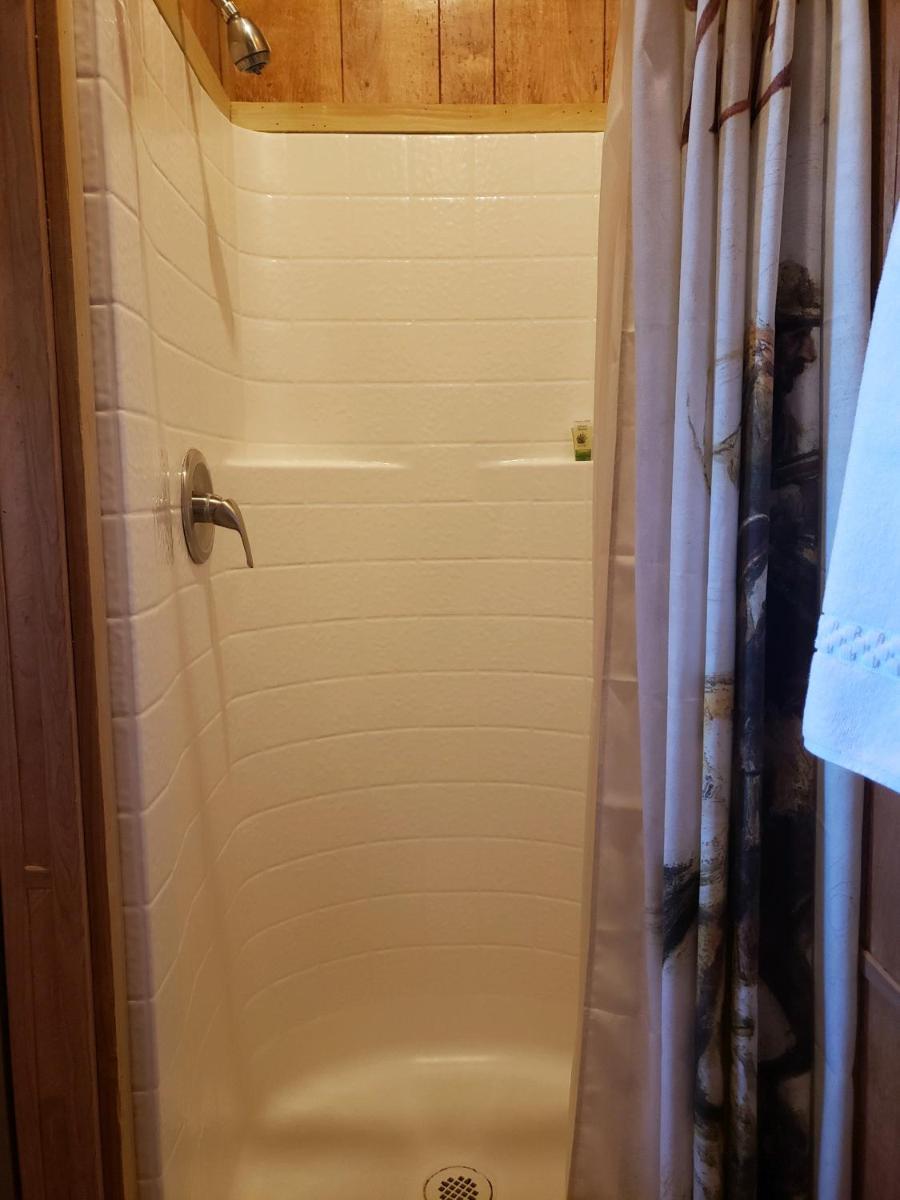 Stampede Cabin 1 w/Hot Tub - Housity