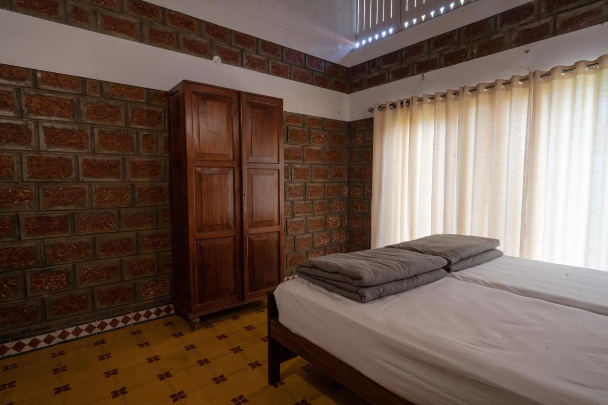 Ekantha Ala - Housity