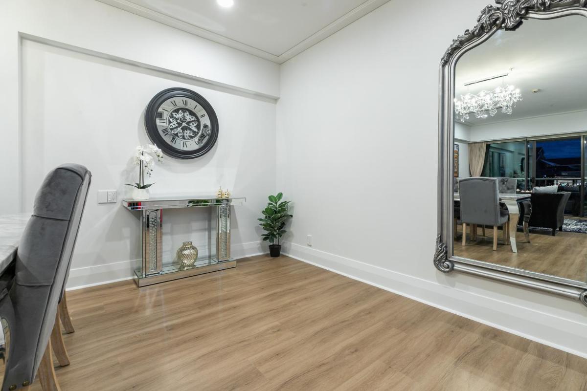 Extravagant Escape - Housity