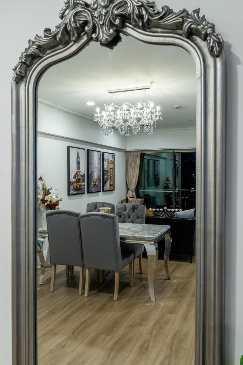 Extravagant Escape - Housity