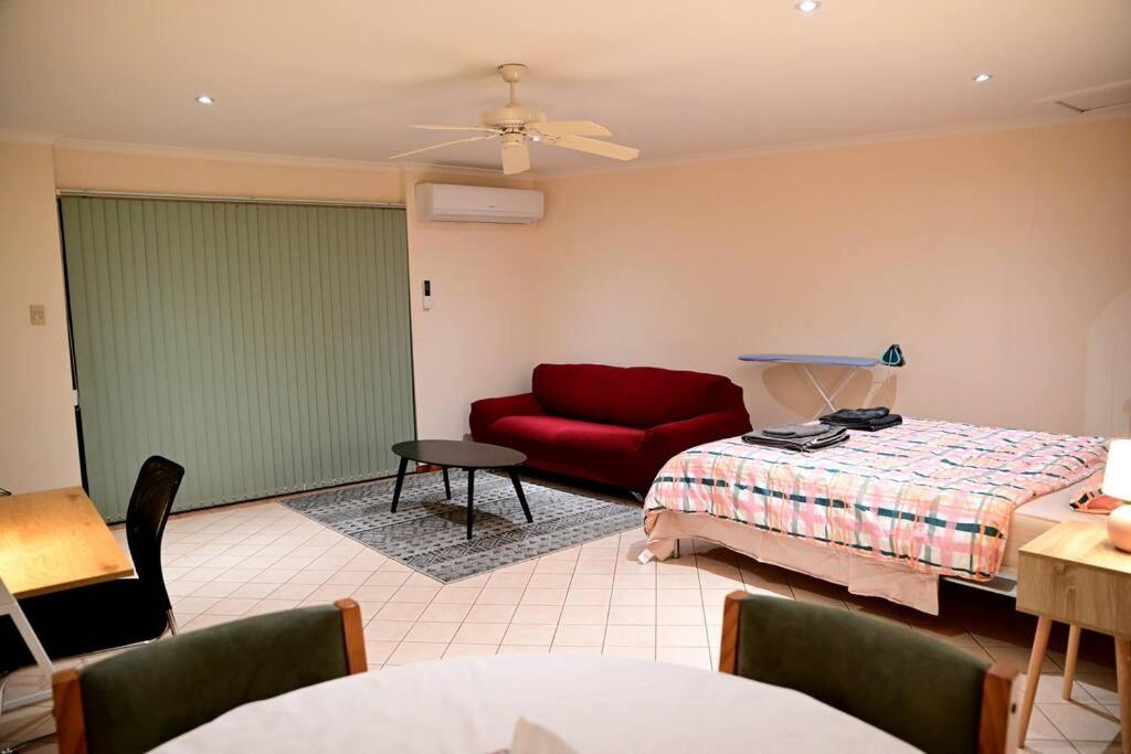 Spacious studio in AliceSprings QueenBed+KSAirbed - Hizvo