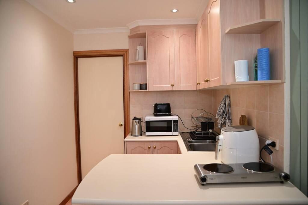 Spacious studio in AliceSprings QueenBed+KSAirbed - Hizvo