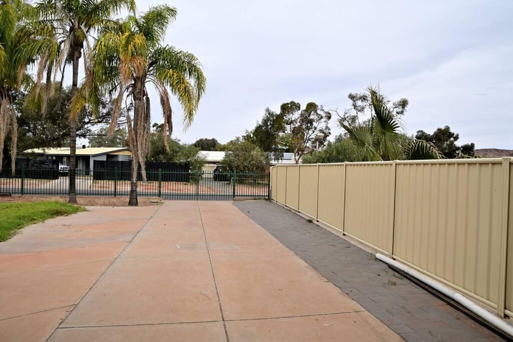 Spacious studio in AliceSprings QueenBed+KSAirbed - Hizvo