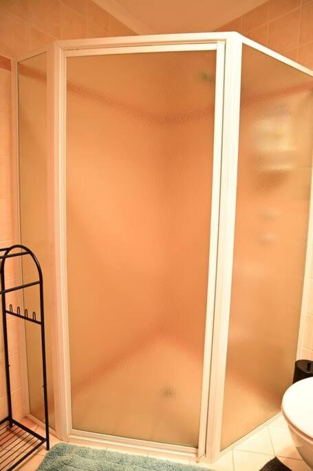 Spacious studio in AliceSprings QueenBed+KSAirbed - Hizvo