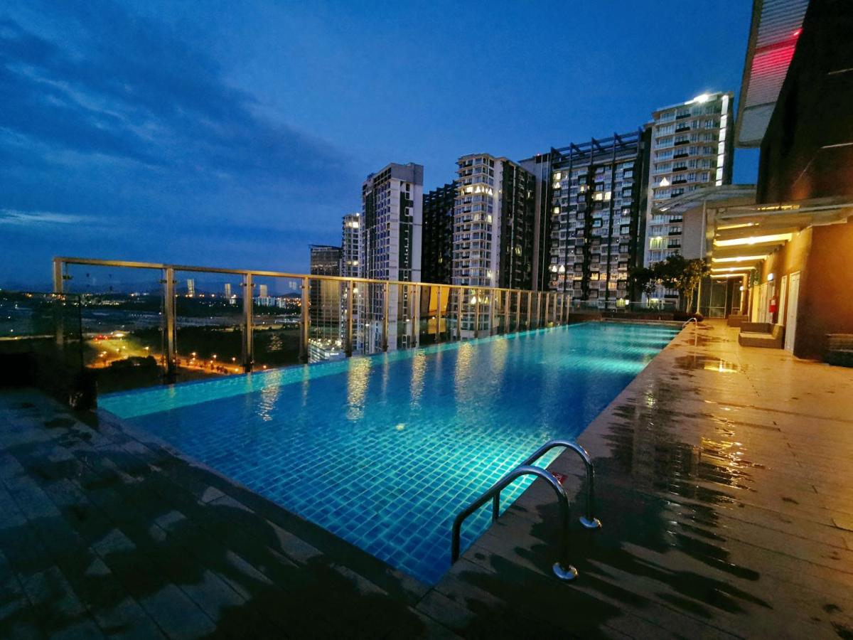 Legoland-3min Walk-HappyDream Suite at Afiniti -8pax-Cozy,Comfy&Convenience 2BR with Bathub - Housity