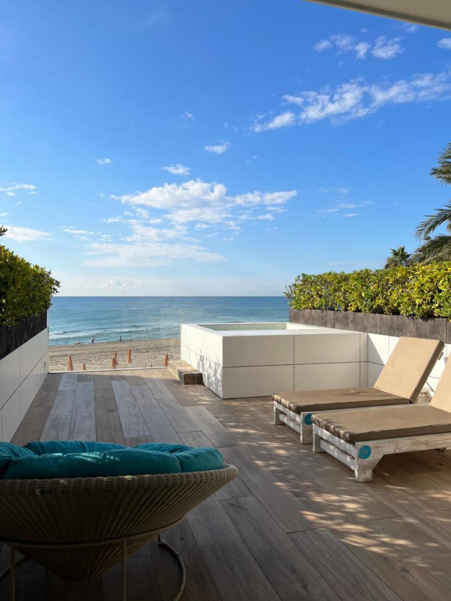 un balcón con vista a la playa en Playa Grande by Tropical - Adults Only, en Gavà