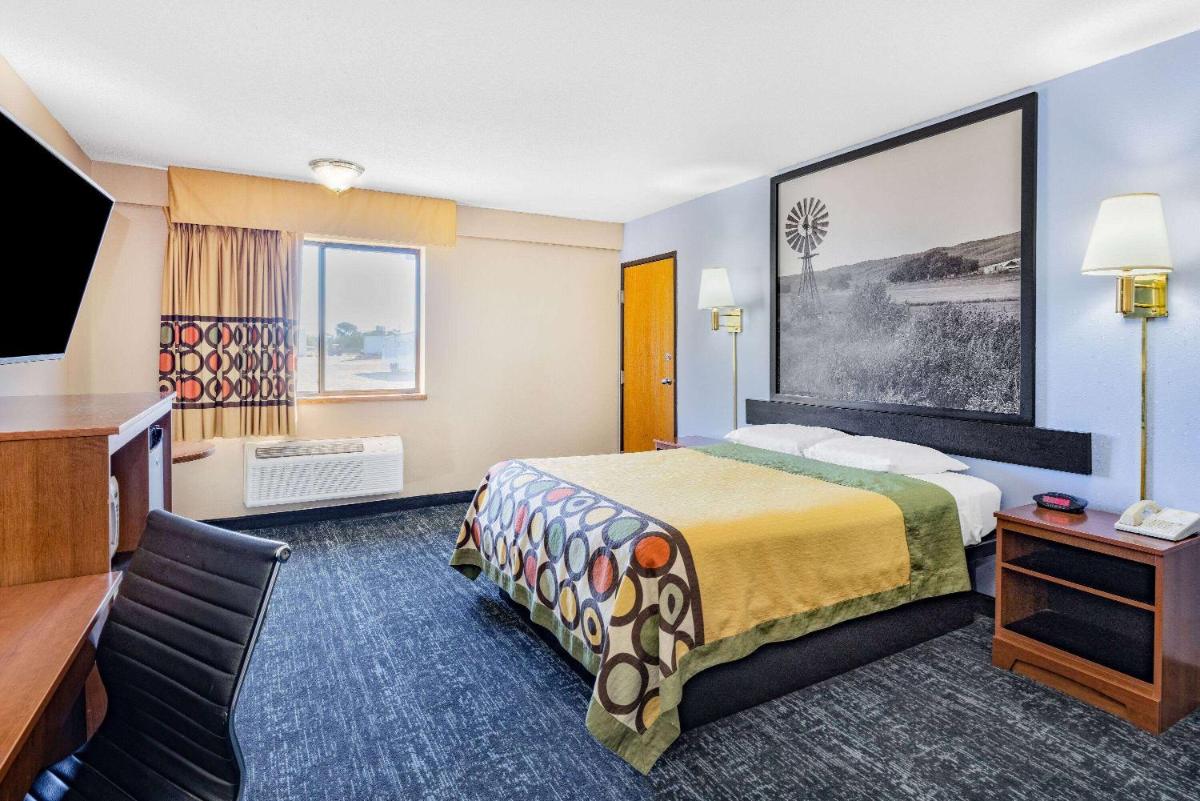 Super 8 by Wyndham Valentine NE - Housity