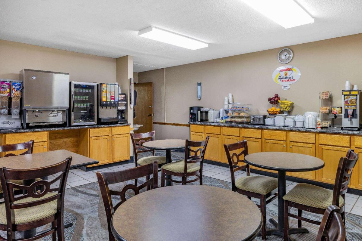 Super 8 by Wyndham Valentine NE - Housity