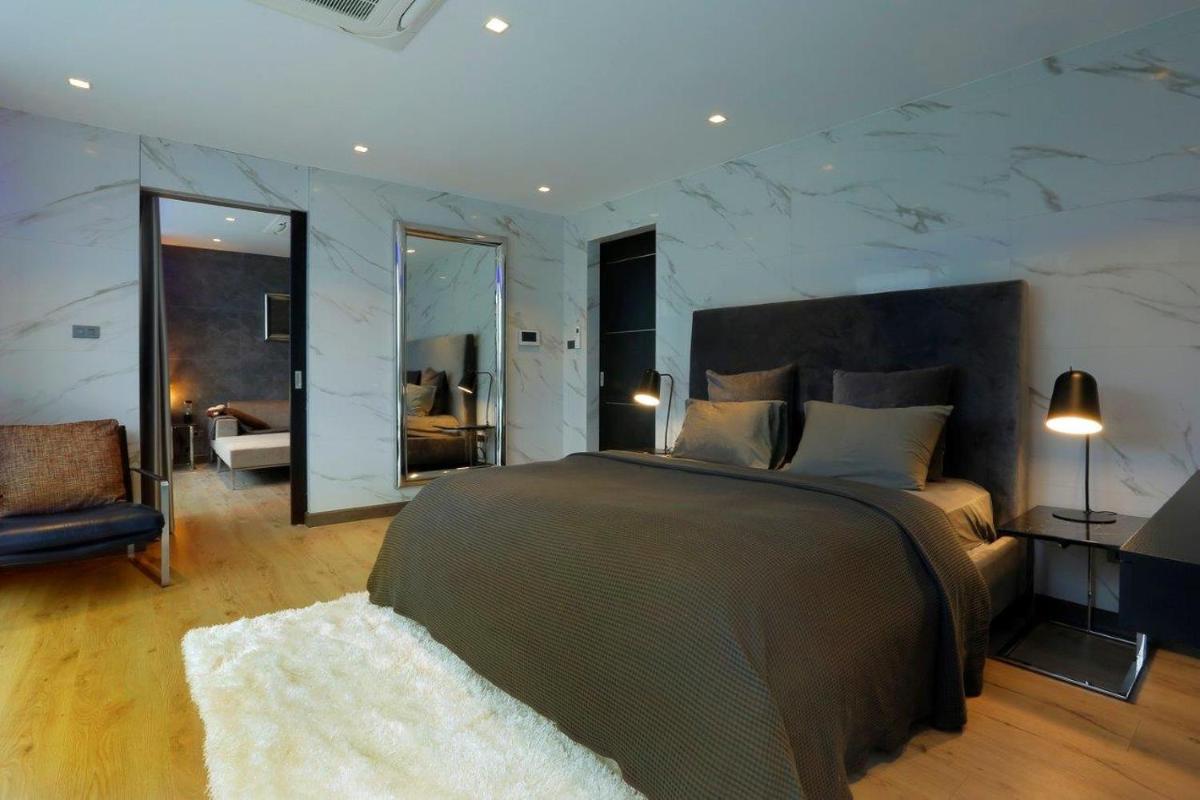 Book Now! Pattaya First Class Saltwater Pool Villa! Close to Walking street but a peaceful street! 7 bedrooms 8 showers! Kids room! Pool and ping pong! - Housity