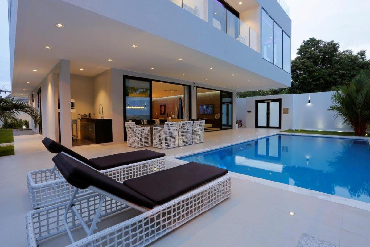 Book Now! Pattaya First Class Saltwater Pool Villa! Close to Walking street but a peaceful street! 7 bedrooms 8 showers! Kids room! Pool and ping pong! - Housity