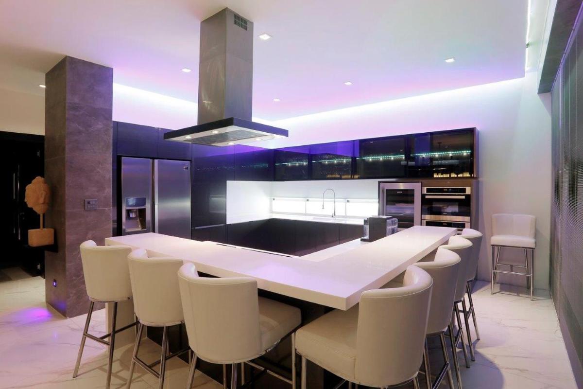 Book Now! Pattaya First Class Saltwater Pool Villa! Close to Walking street but a peaceful street! 7 bedrooms 8 showers! Kids room! Pool and ping pong! - Housity