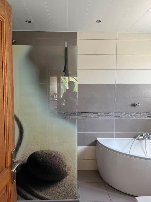 Magnifique maison 4 chambres avec piscine - Housity