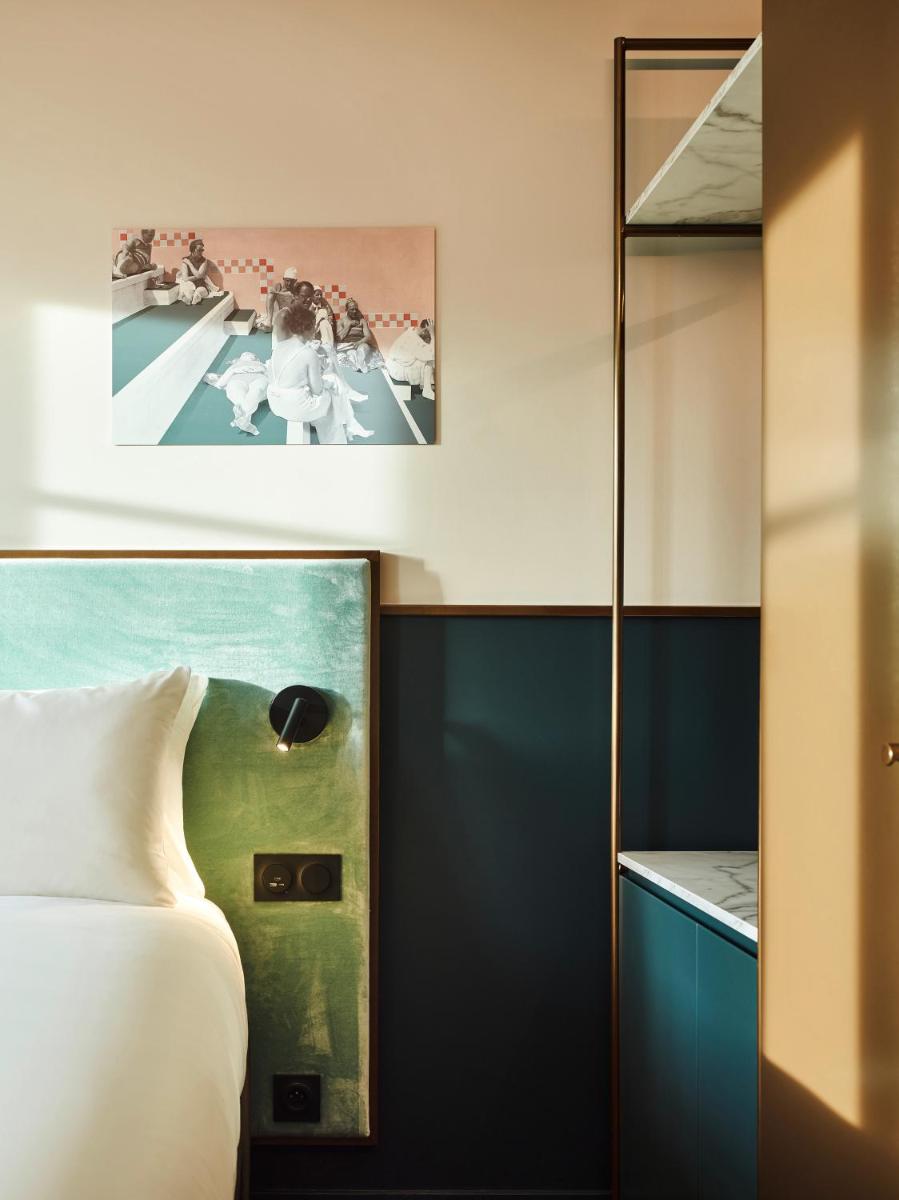 une chambre avec un lit et un tableau au mur dans l'établissement TRIBE Hôtel Le Touquet, à Le Touquet-Paris-Plage