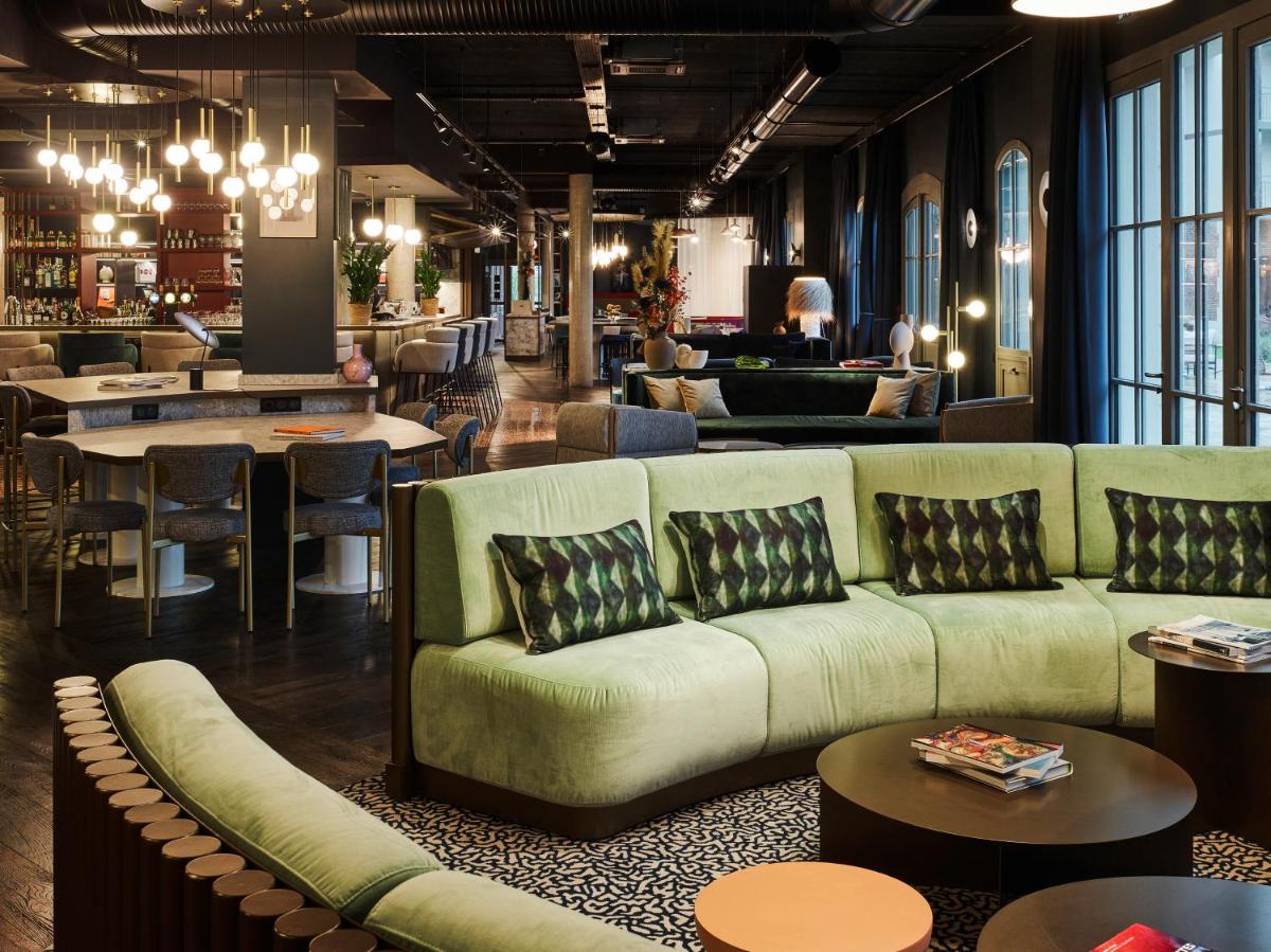 un salon avec un canapé, des tables et des chaises dans l'établissement TRIBE Hôtel Le Touquet, à Le Touquet-Paris-Plage