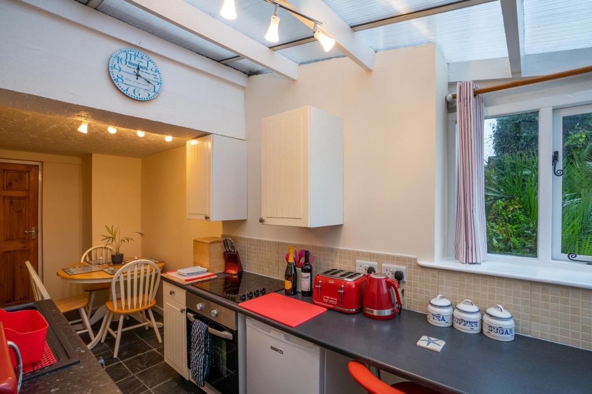 Looe Self Catering - Housity