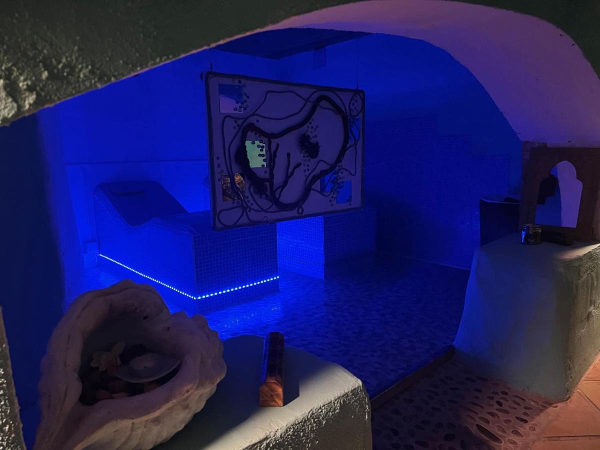 Una televisión o centro de entretenimiento en Les Vinyes Alojamiento Rural Boutique & SPA